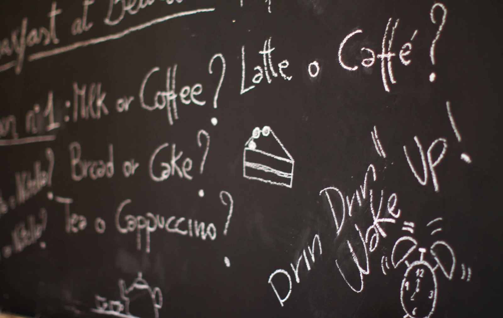 La lavagna della colazione di Beatilla: «Breakfast at Beatilla — Latte o Caffé? Pane o torta?» con disegni a gesso