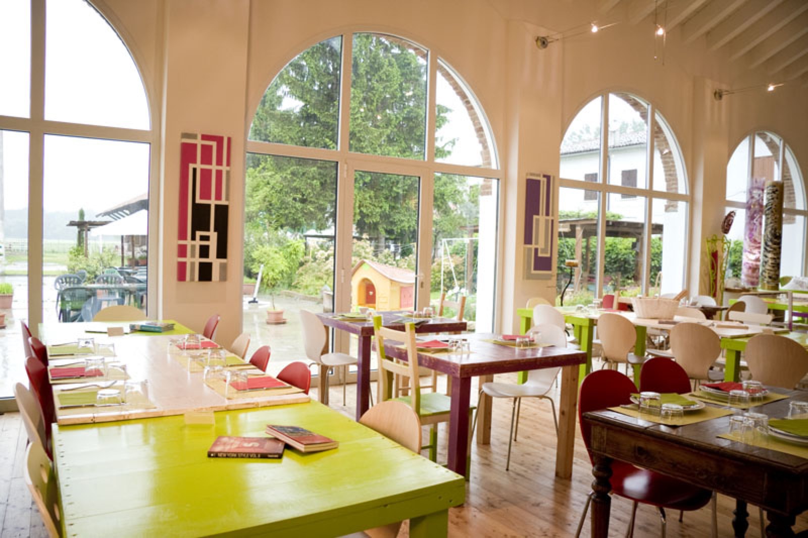 La sala da pranzo luminosa e colorata di Beatilla, con grandi finestre ad arco