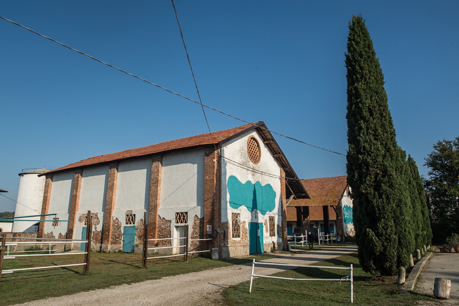La cascina di Beatilla immersa nel verde della campagna mantovana