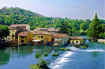 Gli antichi mulini ad acqua di Borghetto sul Mincio affacciati sul fiume