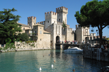 La penisola di Sirmione con il castello scaligero sul Lago di Garda