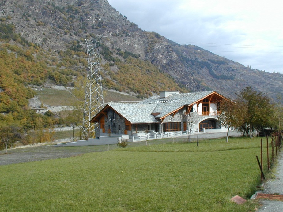 La sede della cooperativa ad Arvier, sotto la montagna