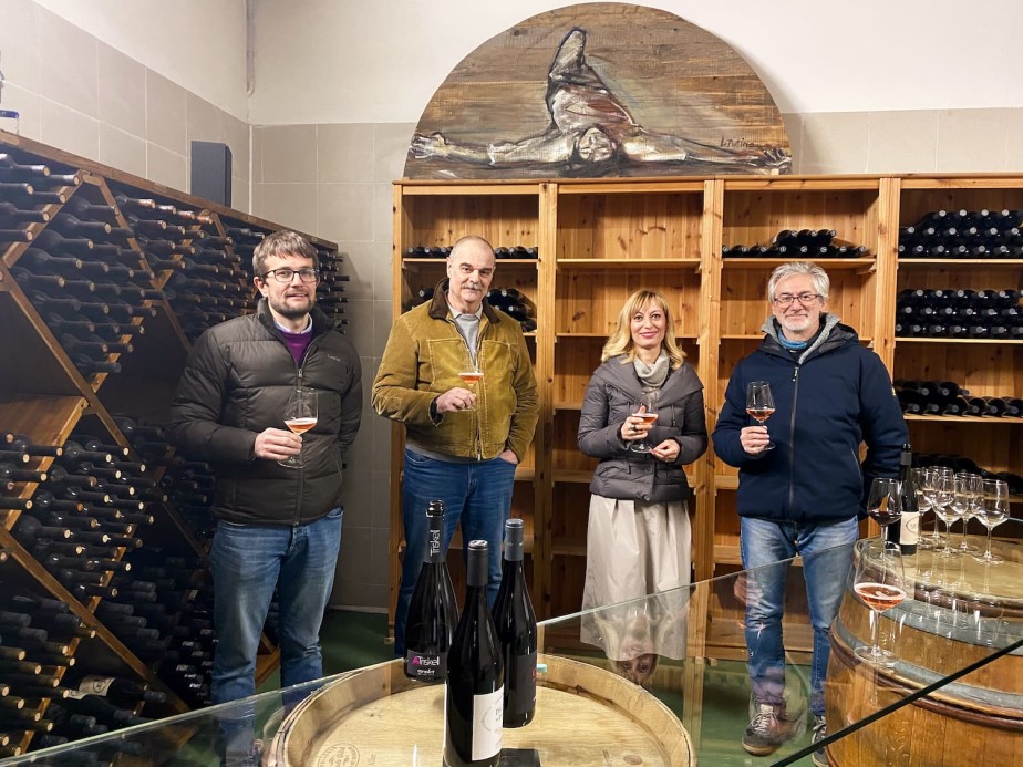 I soci della cooperativa in cantina