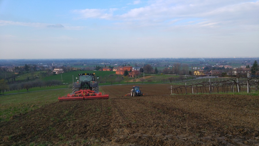 I trattori al lavoro sulla terra della collina